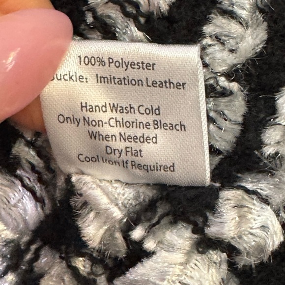 Marcus Adler New York Shawl Wrap Scarf Soft Woven Fringe Black White One Size - Picture 6 of 8